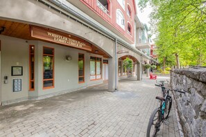 Ein Gebäude mit einem Schild, auf dem 'WHISTLER TOWN PLAZA LOBBY CHECK IN' steht.