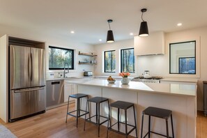 Full kitchen: Breakfast bar