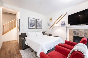 Living area: Pull-out sofa - Perfect location | Free Parking | Pool & Hot Tub (Whistler)