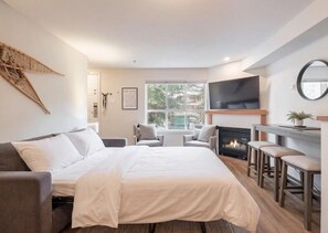 Living area: Queen sofa bed, Smart TV - AC in bedrooms | Private hot tub | Pets | Location (Whistler)