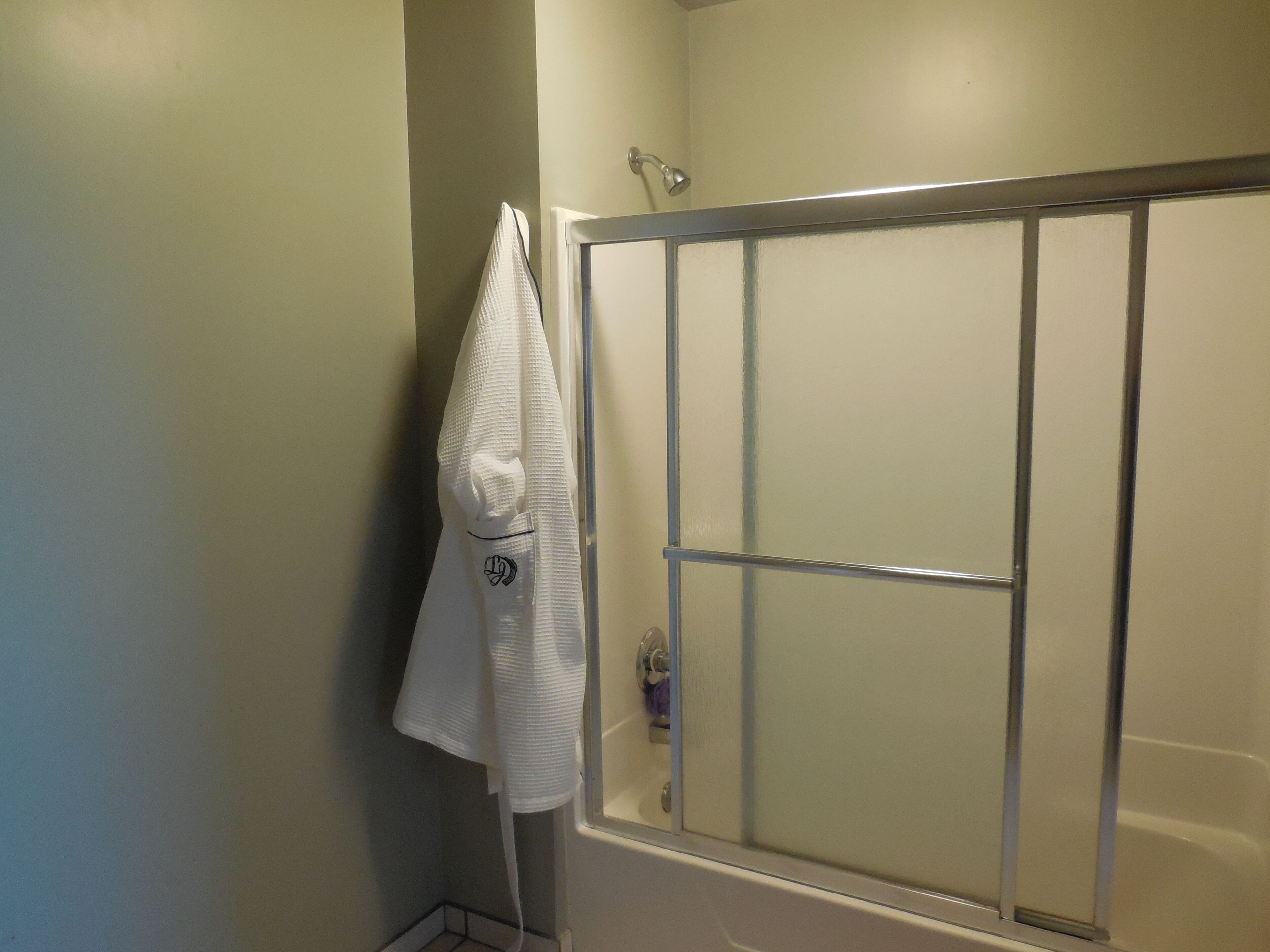 Serviettes fournies, savon, papier de toilette