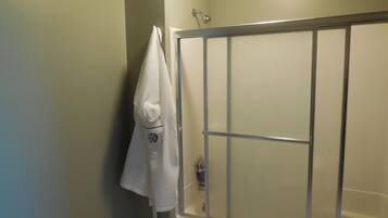 Serviettes fournies, savon, papier de toilette