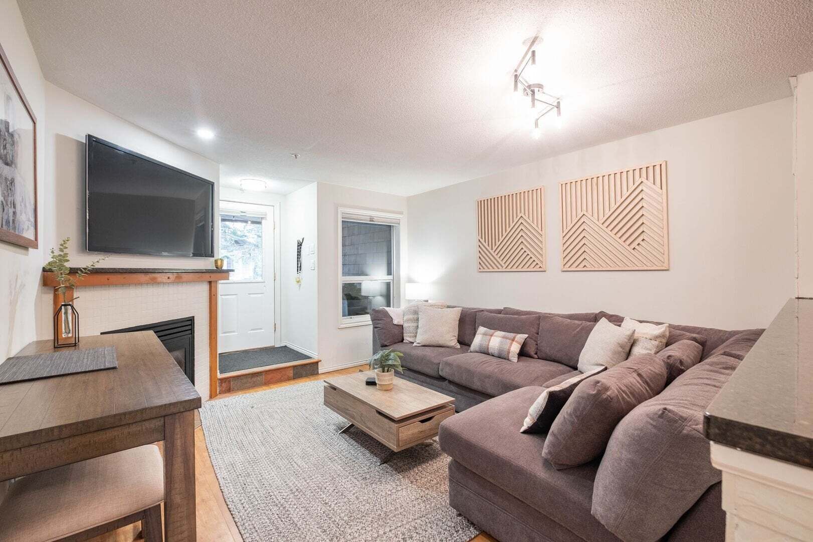 Beautiful 2bdr Townhouse | Private Hot Tub | Pets - Whistler