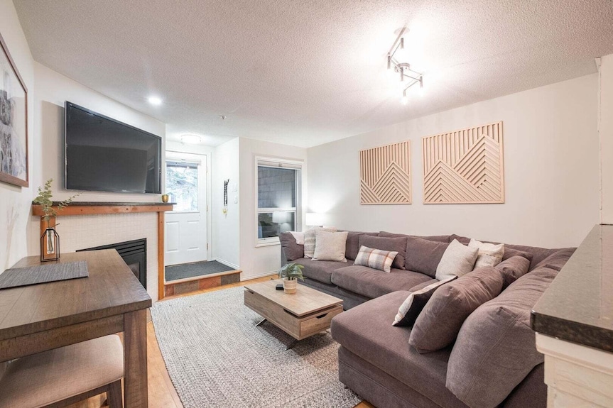 Beautiful 2bdr Townhouse | Private Hot Tub | Pets - Whistler