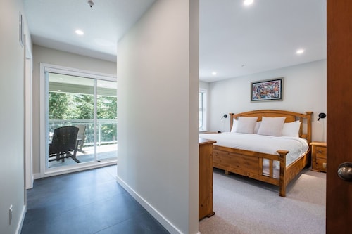 Large deck | Private Hot Tub | BBQ | Pet friendly