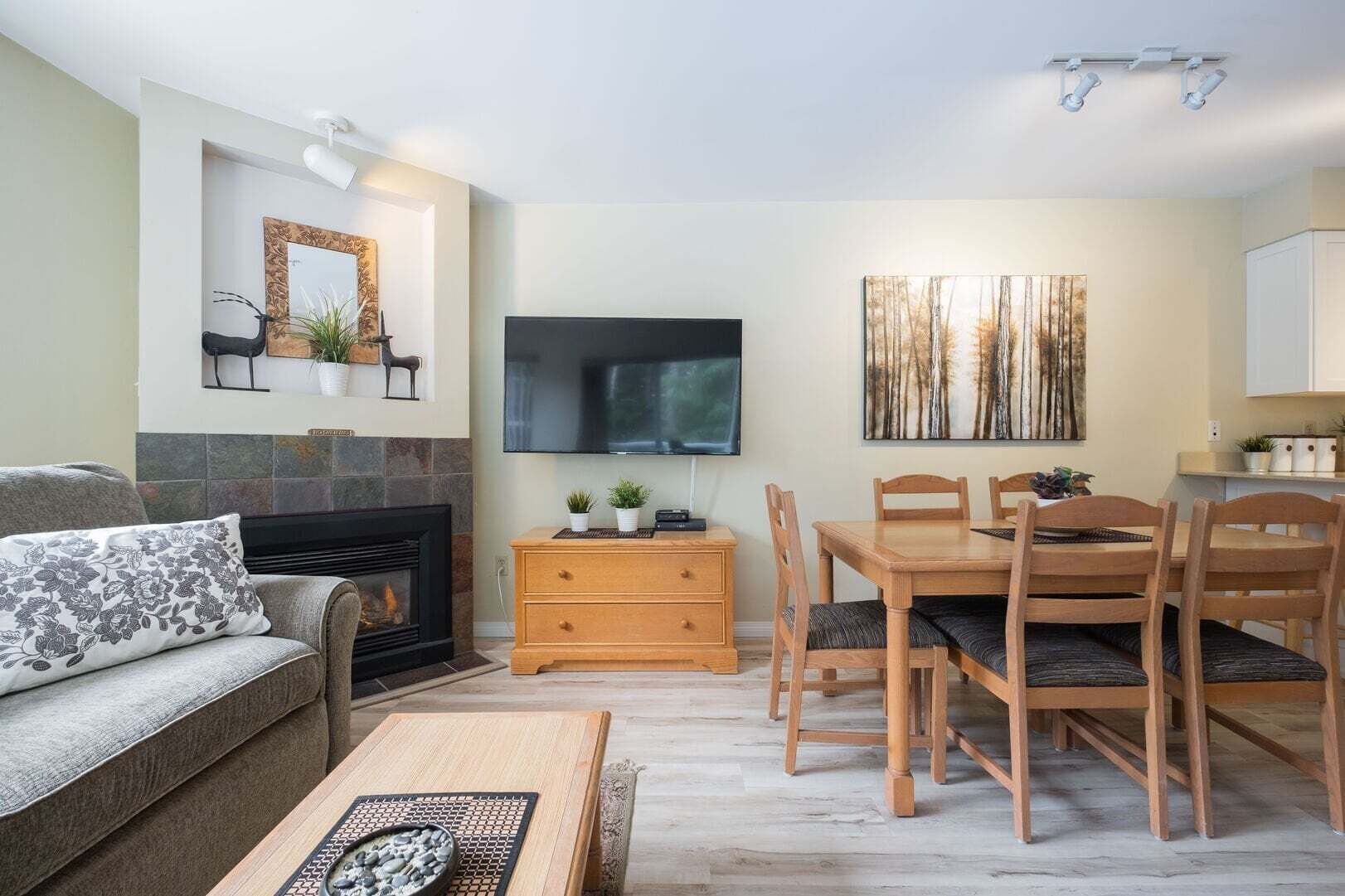 Stunning 2 Bdr | Steps To Blackcomb | Free Parking | Shared Hot Tub - Whistler