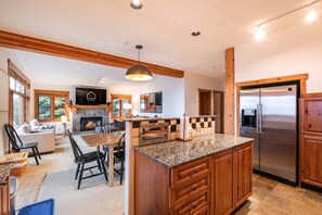 Full kitchen: Stainless steel appliances - Pets | BBQ | Sundeck | Private garage | Ski-in/out (Whistler)