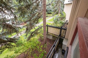 A balcony with a view of a garden and a pathway. - Pet friendly | Renovated | Free parking | Spacious (Whistler)