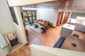 A modern interior with a living area, kitchen, and a staircase. - Pet friendly | Renovated | Free parking | Spacious (Whistler)