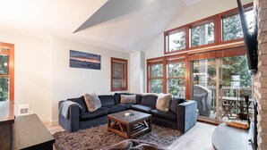 TV, fireplace - Pet friendly | Hot tub | BBQ | Free parking (Whistler)