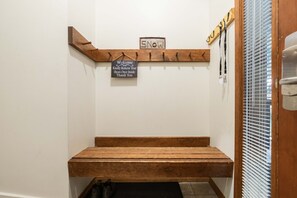 A wooden bench with a sign above it that says 'Welcome Kindly Remove Your Shoes Once Inside Thank You' and a sign above the bench that says 'SNOW'. - Large deck with BBQ | Hot Tub | Golf Course (Whistler)