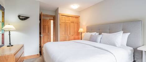 3 chambres, fer et planche à repasser, Wi-Fi, draps fournis