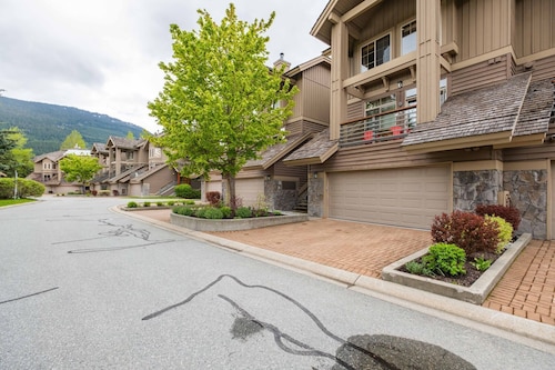 Spacious townhome | Private garage & hot tub | BBQ