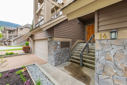 Spacious townhome | Private garage & hot tub | BBQ