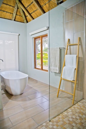 Suite Luxury, patio, vista giardino | Bagno | Vasca e doccia separate, asciugamani, sapone, shampoo