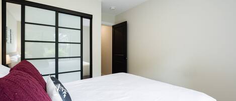 3 habitaciones, tabla de planchar con plancha, wifi y ropa de cama