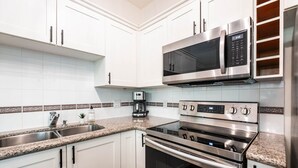 Private kitchen - Beautiful Condo | Shared hot tub | BBQ | Wifi (Whistler)