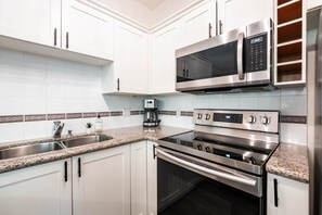 Coffee/tea maker, fridge, microwave, oven - Beautiful Condo | Shared hot tub | BBQ | Wifi (Whistler)