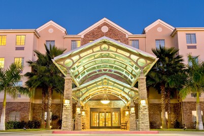 Chic 1BR Suite w/ Free Breakfast, Pool & Hot Tub