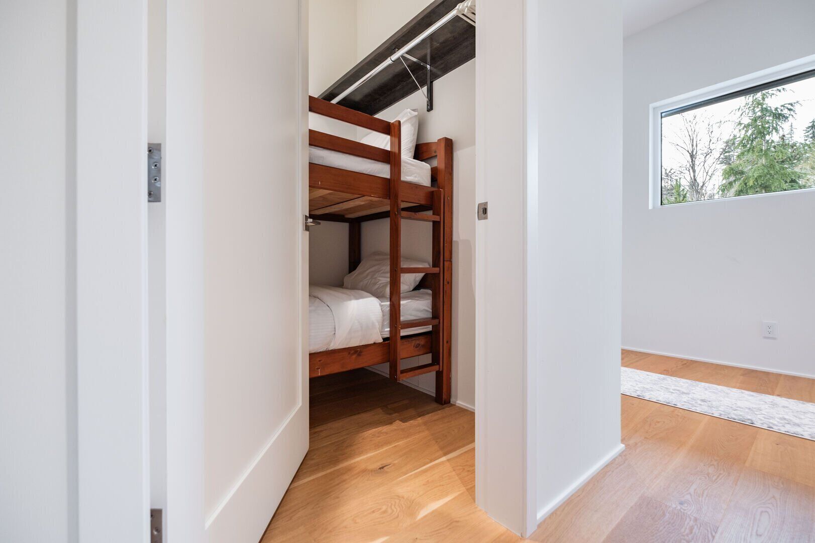 3 slaapkamers, een strijkplank/strijkijzer, gratis wifi, beddengoed