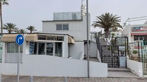 Un edificio con una insegna che indica 'Inn' e un cartello stradale blu.