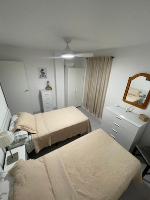 Tabla de planchar con plancha, wifi gratis, ropa de cama