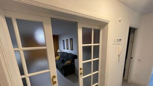 Un couloir avec une porte donnant sur le salon.