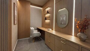Een moderne badkamer met een wastafel, een spiegel en een bloevas.