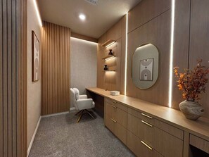 A modern bathroom with a vanity, a mirror, and a vase of flowers. - 8 BD/ 6 BA/ Windsor Cay (16079 CC) (Clermont)