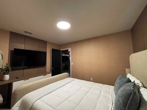 A hotel room with a bed, a TV, a desk, and a wardrobe. - 8 BD/ 6 BA/ Windsor Cay (16079 CC) (Clermont)