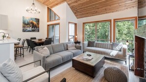 Living area - Excellent Ski-in/out | Complex hot tub | BBQ (Whistler)