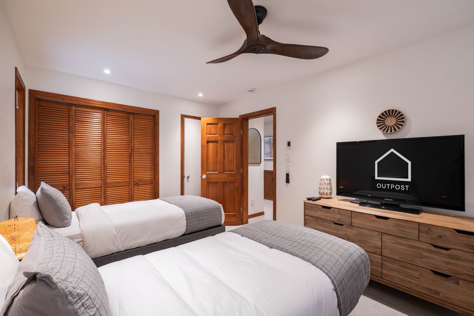 3 bedrooms, iron/ironing board, WiFi (free), bed sheets
