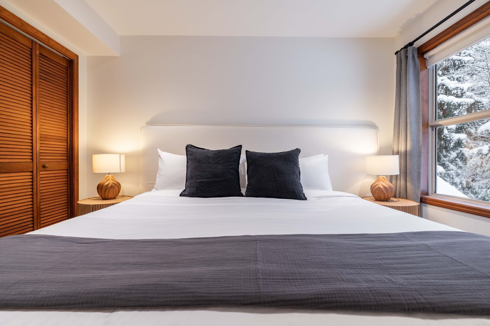 2nd bedroom: King bed (twin split option)
