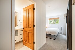 Primary bedroom: King bed, ensuite - Village stroll | Free parking | Fireplace | Wifi (Whistler)