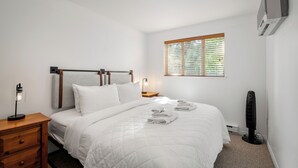 2 bedrooms, iron/ironing board, WiFi, bed sheets - Village stroll | Free parking | Fireplace | Wifi (Whistler)