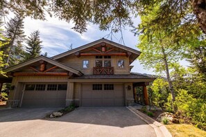 Property #8: Front exterior - NEW Townhome | Private hot tub | Smart TV (Whistler)