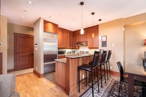 Full kitchen: Stainless steel appliances - NEW Townhome | Private hot tub | Smart TV (Whistler)