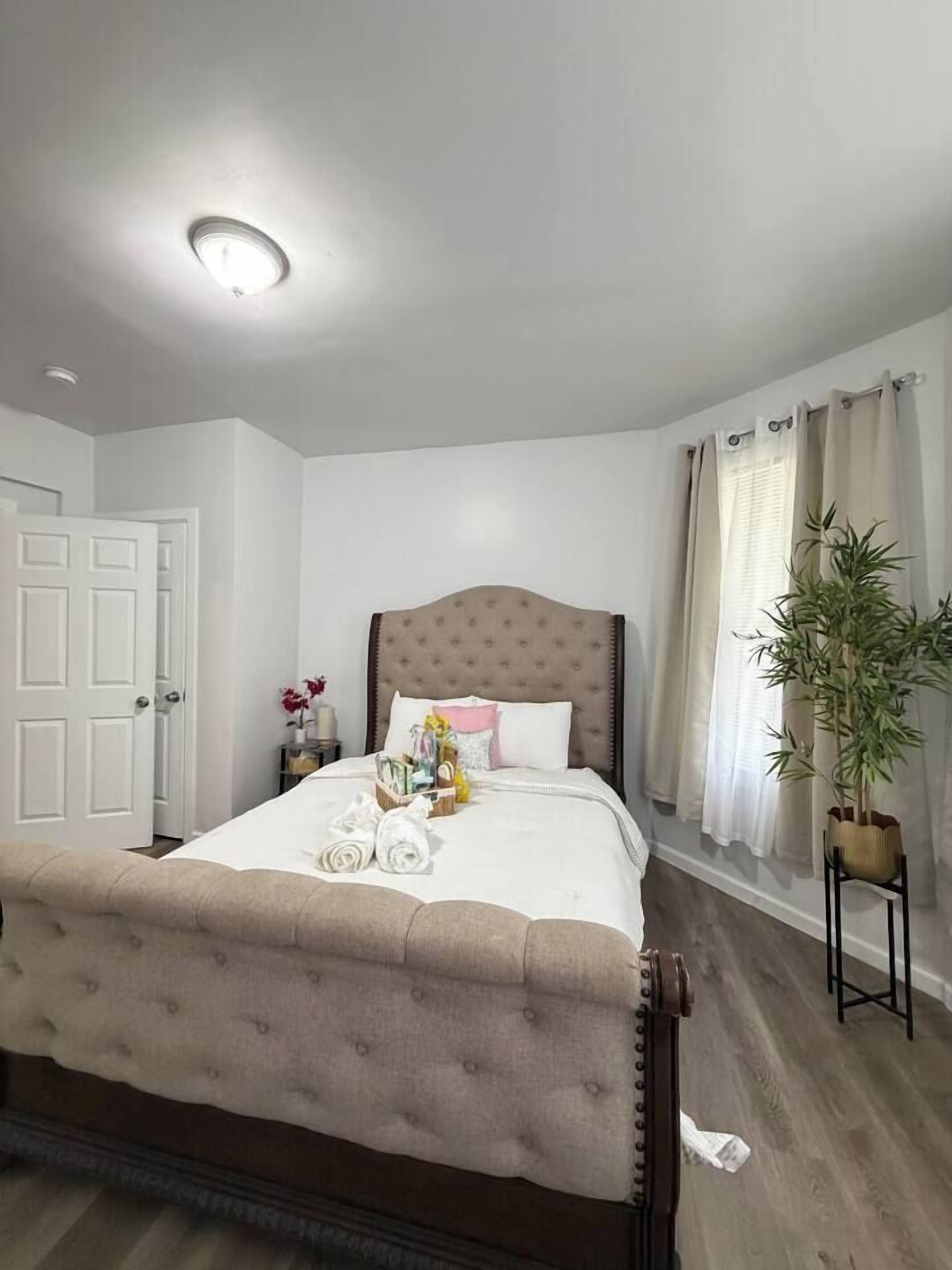 Desk, iron/ironing board, WiFi, bed sheets