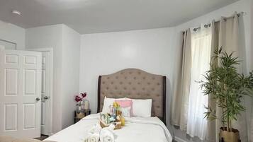 Desk, iron/ironing board, WiFi, bed sheets