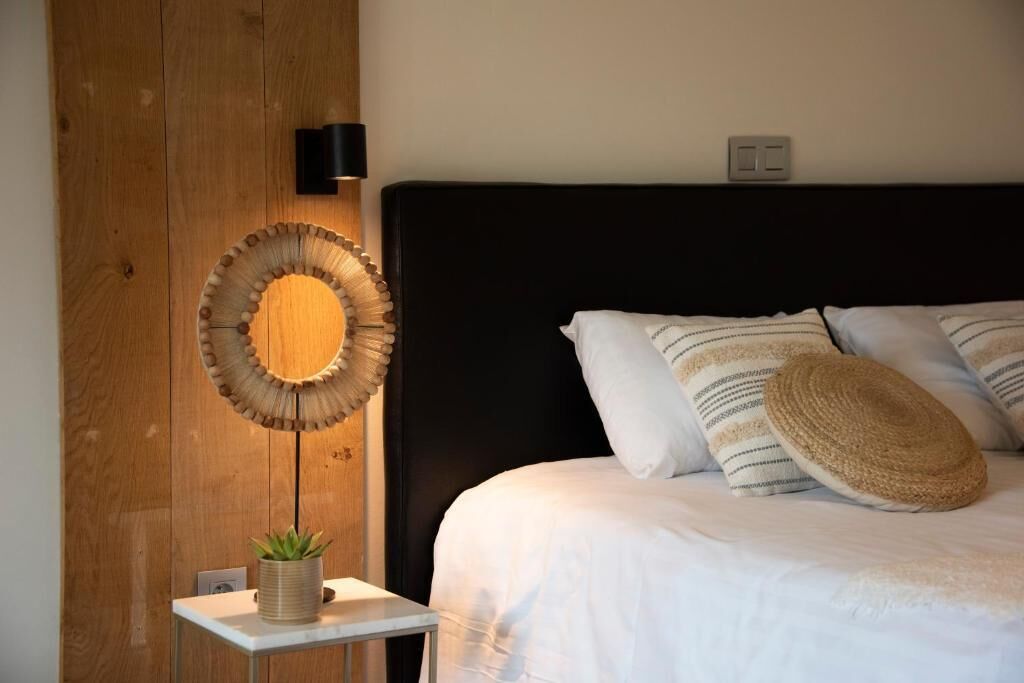 Suite, patio, uitzicht op tuin | Geluiddichte muren, gratis wifi