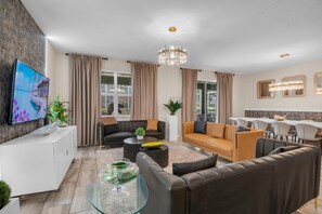 Living area - 8 BD/ 5 BA/ Champions Gate (9020 SD) (Davenport)