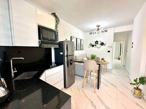Coffee/tea maker, fridge, microwave, oven - Cana Life Luxury | Cana Rock Universe Golf Vista (Punta Cana)