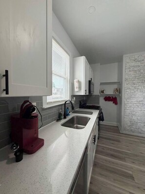 Coffee/tea maker, fridge, microwave, stovetop - All-Inclusive 3BR | EWR 10 Min+NY Train|Sleeps 6-8 (Newark)