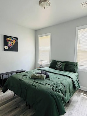 3 bedrooms, desk, iron/ironing board, WiFi - All-Inclusive 3BR | EWR 10 Min+NY Train|Sleeps 6-8 (Newark)