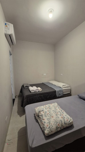 Een strijkplank/strijkijzer, wifi, beddengoed