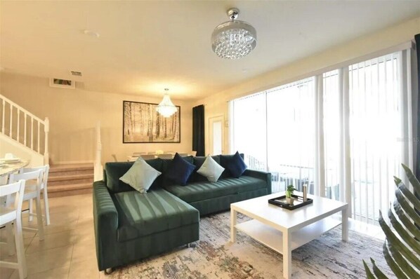 Living area - 5 BD/ 4.5 BA/ Windsor Island (3745 PL) (Davenport)
