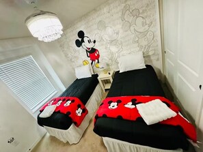 Room - 5 BD/ 4.5 BA/ Windsor Island (3745 PL) (Davenport)