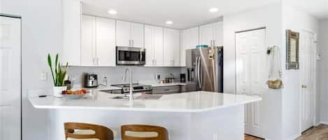 Cafetera y tetera, refrigerador, microondas y horno