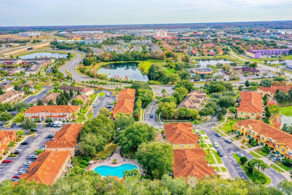 Una zona residencial con piscina central, calles sinuosas y una mezcla de edificios de un solo y varios pisos.