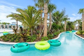 Ein Schwimmbecken mit Schwimmreifen und Palmen.